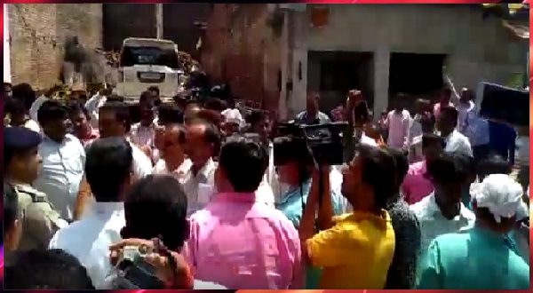 सुप्रीम कोर्ट के फैसले से आहत शिक्षा मित्रों ने डिप्टी सीएम के घर का किया घेराव सुप्रीम कोर्ट के फैसले से आहत शिक्षा मित्रों ने डिप्टी सीएम के घर का किया घेराव