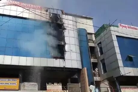 मानसरोवर कॉम्प्लेक्स में फिर से लगी आग, मची अफरा तफरी मानसरोवर कॉम्प्लेक्स में फिर से लगी आग, मची अफरा तफरी