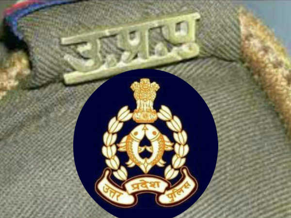 जेवर कोतवाली में दरोगा पर लाठी लेकर चढ़ा होमगार्ड जेवर कोतवाली में दरोगा पर लाठी लेकर चढ़ा होमगार्ड
