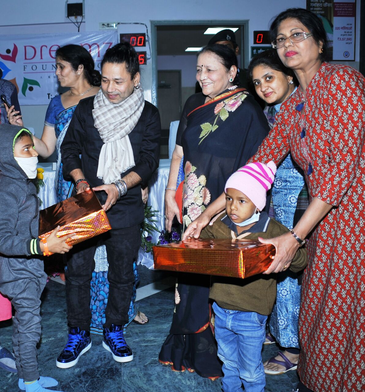 इन बच्चों से मिलत हमें हौसला है: कैलाश खेर इन बच्चों से मिलत हमें हौसला है: कैलाश खेर