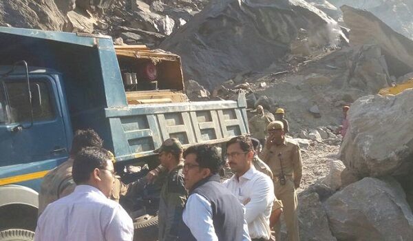लैंडस्लाइड से अवरुद्ध हुआ बद्रीनाथ मार्ग, करीब 15000 तीर्थयात्री फंसे, हेल्पलाइन नंबर जारी लैंडस्लाइड से अवरुद्ध हुआ बद्रीनाथ मार्ग, करीब 15000 तीर्थयात्री फंसे, हेल्पलाइन नंबर जारी