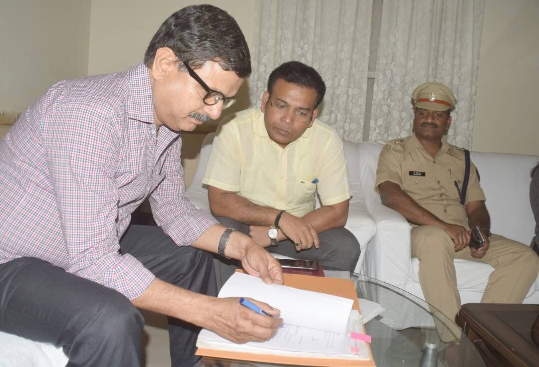 डूबे हुए धन को लेकर निवेशकों ने फिर लगाई चैयरमैन प्रभात कुमार से गुहार, प्रीमिया कंपनी भी है फरार डूबे हुए धन को लेकर निवेशकों ने फिर लगाई चैयरमैन प्रभात कुमार से गुहार, प्रीमिया कंपनी भी है फरार