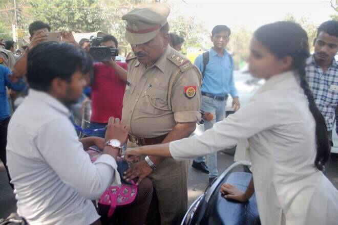 2014 बैच की आईपीएस अधिकारी ने दिया मनचलो को सबक