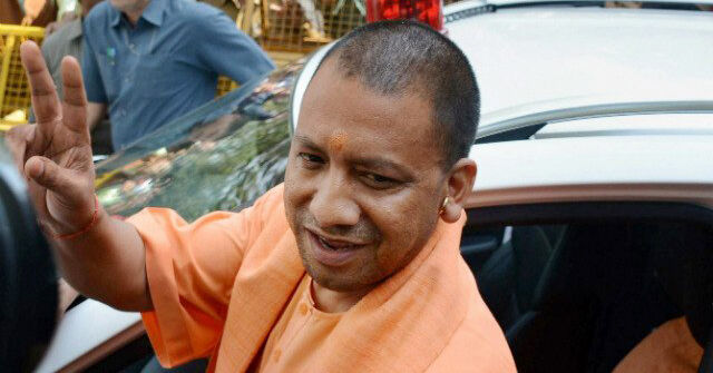 मुख्यमंत्री बनने के बाद पहली बार गोरखपुर पहुंचे योगी आदित्यनाथ, थोड़ी देर में करेंगे रोड शो मुख्यमंत्री बनने के बाद पहली बार गोरखपुर पहुंचे योगी आदित्यनाथ, थोड़ी देर में करेंगे रोड शो