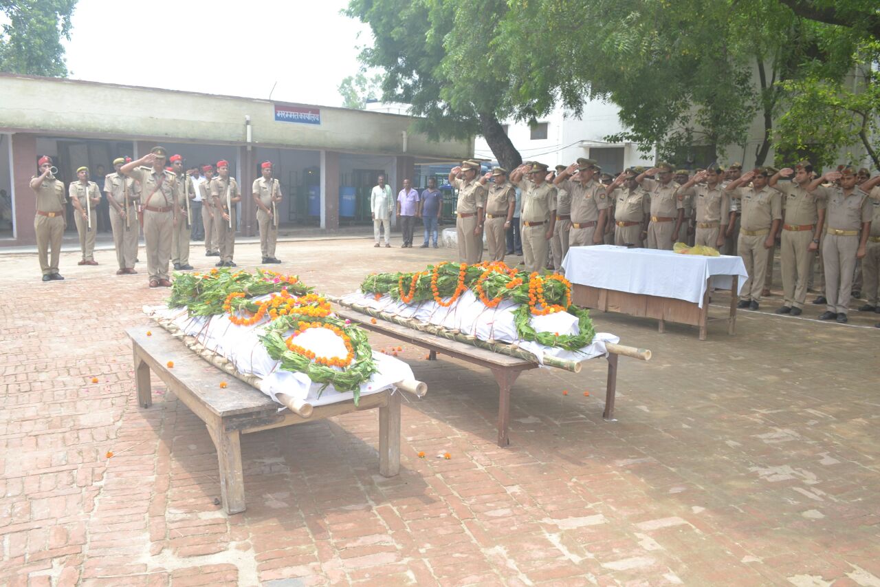 मुरादाबाद:गश्त के दौरान पुलिस की गाड़ी को मारी टक्कर, दारोगा समेत 3 की मौत मुरादाबाद:गश्त के दौरान पुलिस की गाड़ी को मारी टक्कर, दारोगा समेत 3 की मौत
