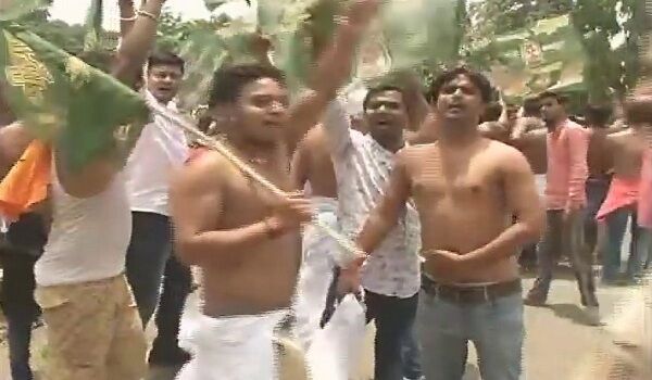 लालू पर छापों के विरोध में RJD का प्रदर्शन, BJP दफ्तर पर जमकर पत्थरबाजी और तोड़फोड़