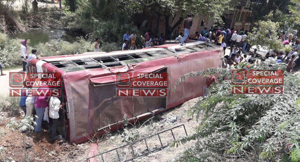 एटा में अनुबंधित रोडवेज बस पुल से नीचे गिरी, एक की मौत एक दर्जन से अधिक यात्री घायल एटा में अनुबंधित रोडवेज बस पुल से नीचे गिरी, एक की मौत एक दर्जन से अधिक यात्री घायल