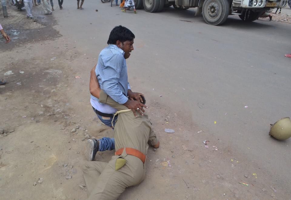 कानपुर में पुलिस पिटाई का वीडियो हुआ वायरल, कैसे दौड़ा दौड़ा कर की पिटाई देखें वीडियो