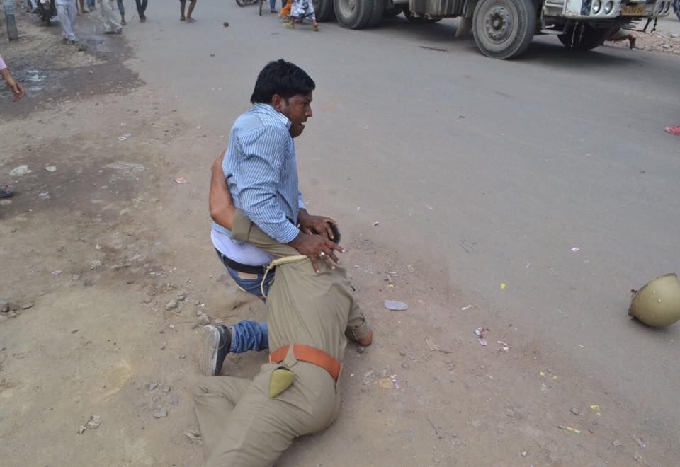 कानपुर में पुलिस पिटाई का वीडियो हुआ वायरल, कैसे दौड़ा दौड़ा कर की पिटाई देखें वीडियो कानपुर में पुलिस पिटाई का वीडियो हुआ वायरल, कैसे दौड़ा दौड़ा कर की पिटाई देखें वीडियो