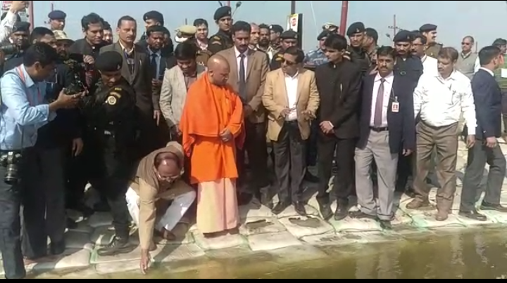 राहुल को जूतों पर शिक्षा देने वाले जरा इन तस्वीरों पर भी गौर करो, माँ गंगा है हमारी