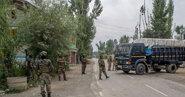 जम्मू कश्मीर में दो आतंकी हमले, दो पुलिसकर्मी शहीद और दस सीआरपीएफ के जवान घायल