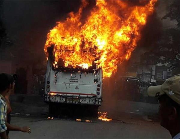 बिहार में चलती बस में लगी आग, 20 लोंगों की जलकर मौत बिहार में चलती बस में लगी आग, 20 लोंगों की जलकर मौत
