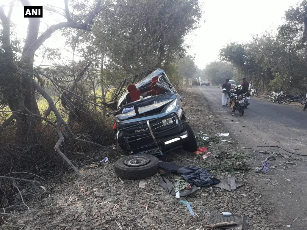 अभी अभी महाराष्ट्र के सांगली जिले में ट्रक और कार की भिडंत में 6 की मौत, 5 गंभीर घायल