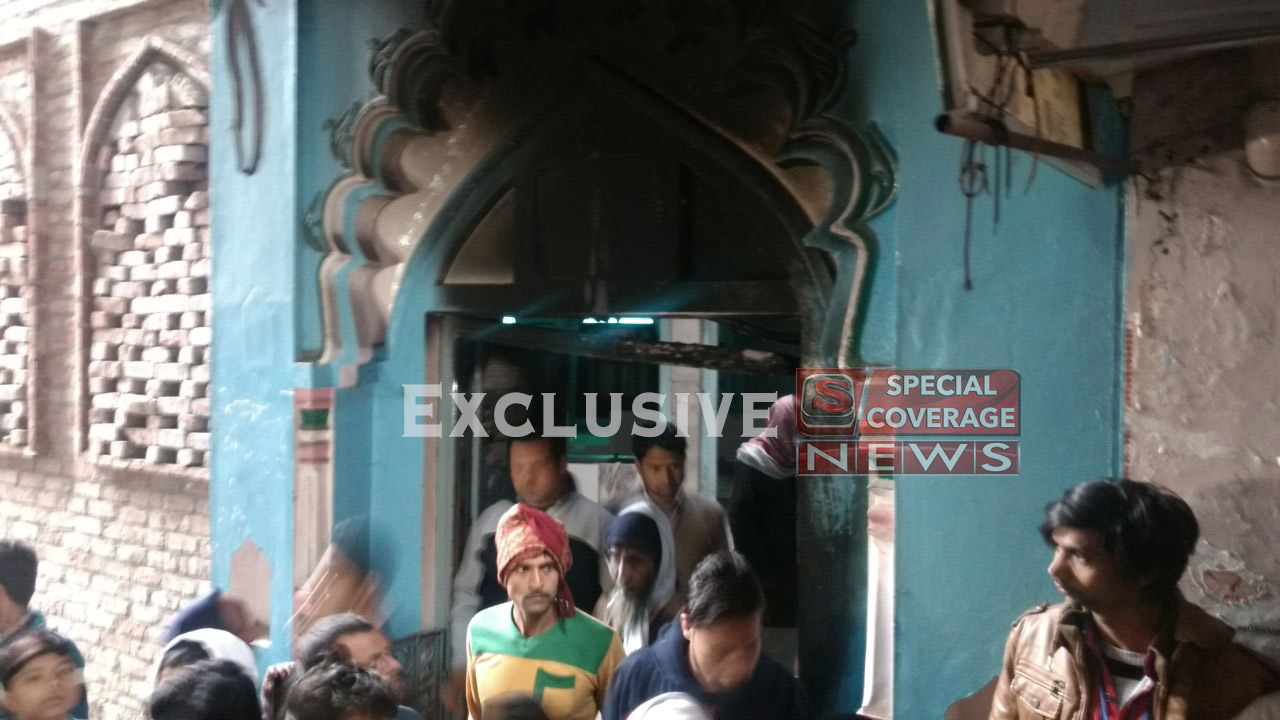 कासगंज में फिर माहौल बिगाड़ने की कोशिश, गंजडुंडवारा में धर्मस्थल के गेट में लगाईं आग कासगंज में फिर माहौल बिगाड़ने की कोशिश, गंजडुंडवारा में धर्मस्थल के गेट में लगाईं आग