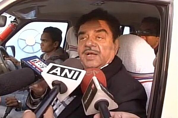 शत्रुघ्न सिन्हा ने मोदी सरकार पर बोला हमला!, जानिए क्यों