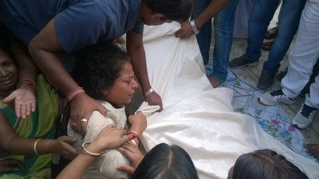 पुत्र शोक में विलखता सांसद रामा सिंह का परिवार, दिल दहलाने वाली तस्वीरें पुत्र शोक में विलखता सांसद रामा सिंह का परिवार, दिल दहलाने वाली तस्वीरें