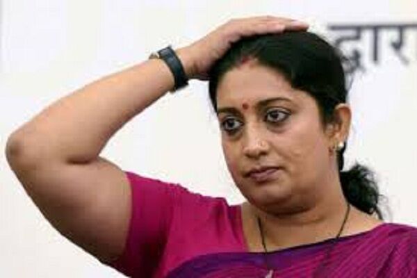 स्मृति ईरानी पर लगा सांसद निधि के दुरूपयोग का आरोप, डीएम ने दिए ठेकेदार को मय ब्याज रकम लौटाने के आदेश स्मृति ईरानी पर लगा सांसद निधि के दुरूपयोग का आरोप, डीएम ने दिए ठेकेदार को मय ब्याज रकम लौटाने के आदेश