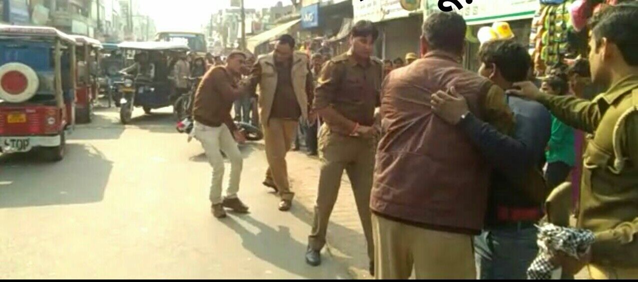 हरदोई पुलिस की गुंडई सरेआम सडक पर! हरदोई पुलिस की गुंडई सरेआम सडक पर!