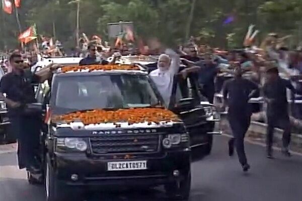 BJP की कार्यकारिणी की बैठक के लिए भुवनेश्वर पहुंचे PM मोदी, रोड-शो में लोगों का उमड़ा हुजूम