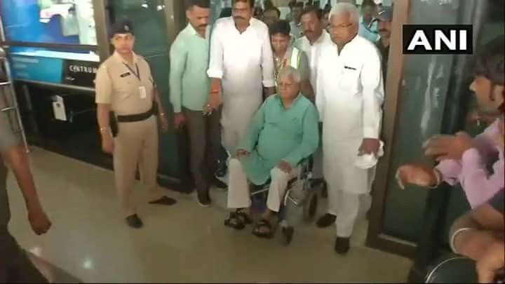 लालू पहुंचे पटना, देखने को उमड़ा हुजूम लालू पहुंचे पटना, देखने को उमड़ा हुजूम