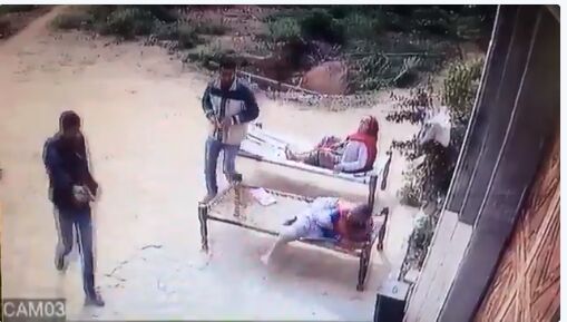 देखें वीडियो: किस तरह इस बूढी माँ को हत्यारों ने दिन दहाड़े गोलियों से भून दिया, बेटा भी मार डाला
