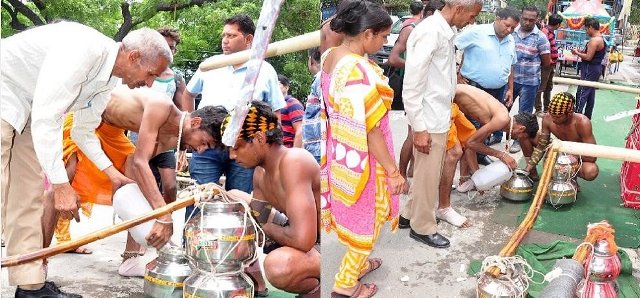 जब बुर्के वाली महिला ने लात मारकर फैलाया गंगाजल, सुनकर प्रसाशन में मचा हडकम्प जब बुर्के वाली महिला ने लात मारकर फैलाया गंगाजल, सुनकर प्रसाशन में मचा हडकम्प