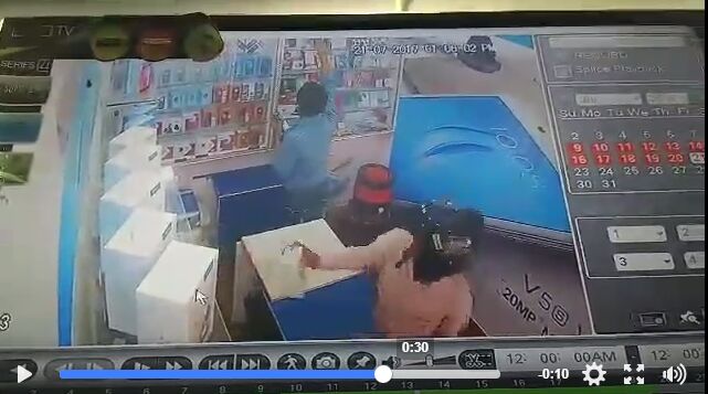 दुकानदार को झांसा दे चोर ने किया मोबाइल पर हाथ साफ चोर की हरकत सीसीटीवी फुटेज में कैद दुकानदार को झांसा दे चोर ने किया मोबाइल पर हाथ साफ चोर की हरकत सीसीटीवी फुटेज में कैद