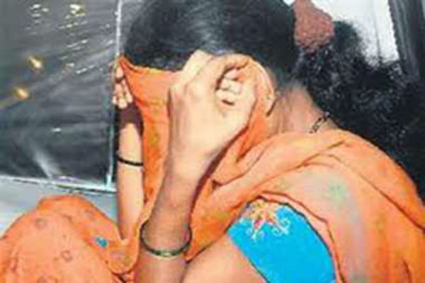 देवर ने संबंध बनाने से मना किया तो भाभी की करतूत जान दंग रह जाएंगे! देवर ने संबंध बनाने से मना किया तो भाभी की करतूत जान दंग रह जाएंगे!