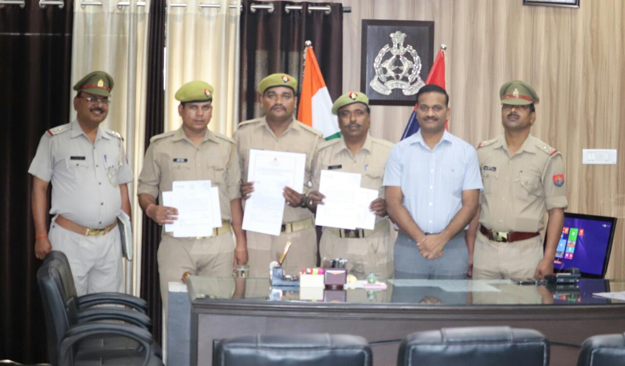 डायल 100 ने बचाई मुरादाबाद में महिला की जान, एसएसपी जे रविंद्र गौड़ ने दिया पुलिसकर्मियों को इनाम डायल 100 ने बचाई मुरादाबाद में महिला की जान, एसएसपी जे रविंद्र गौड़ ने दिया पुलिसकर्मियों को इनाम