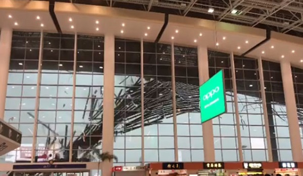 OMG: ऐसा आया तूफान की उड़ गई एयरपोर्ट की छत, वीडियो हुआ वायरल