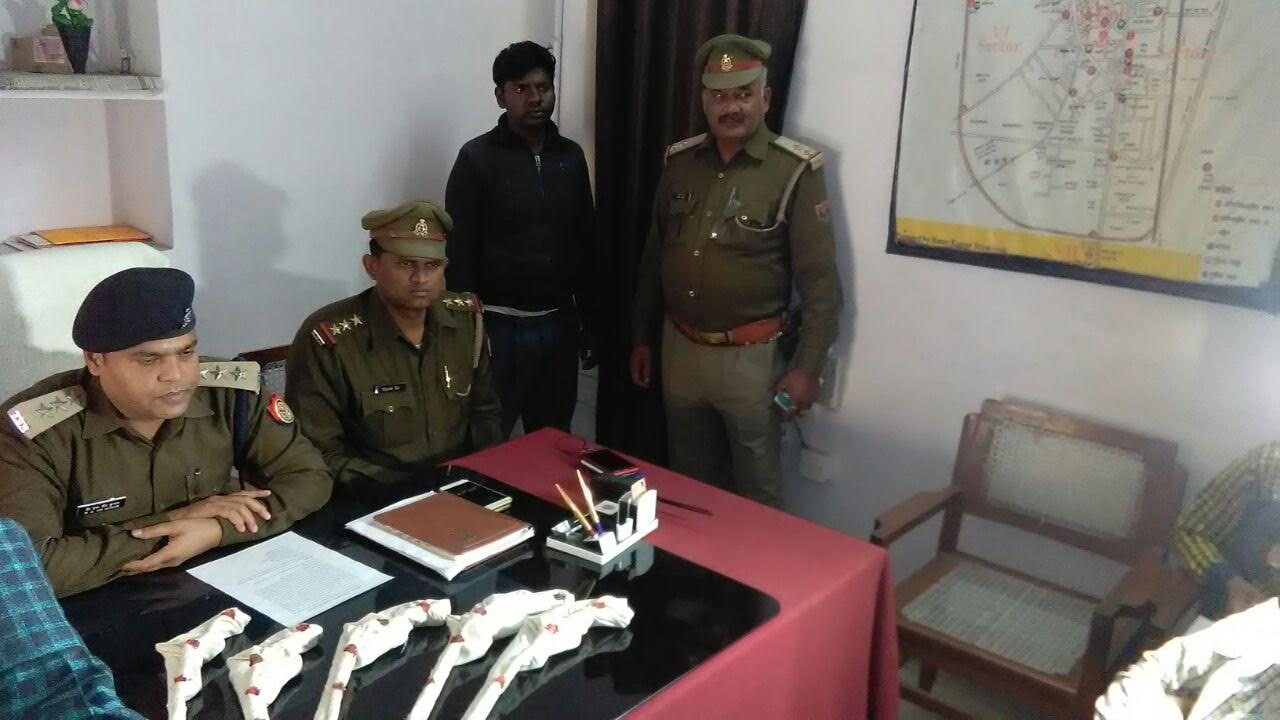 कासगंज पुलिस की बड़ी कामयाबी, नगर निकाय चुनाव के दौरान सप्लाई हेतु शस्त्र बनाते हुए फैक्ट्री संचालक गिरफ्तार