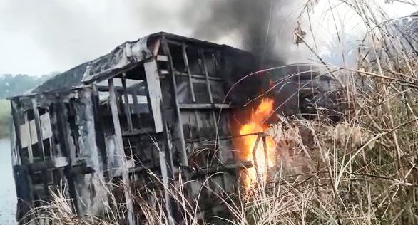 झारखंड के पाकुड़ में लगी चलती बस में आग, कई लोंगों के मरने की आशंका झारखंड के पाकुड़ में लगी चलती बस में आग, कई लोंगों के मरने की आशंका