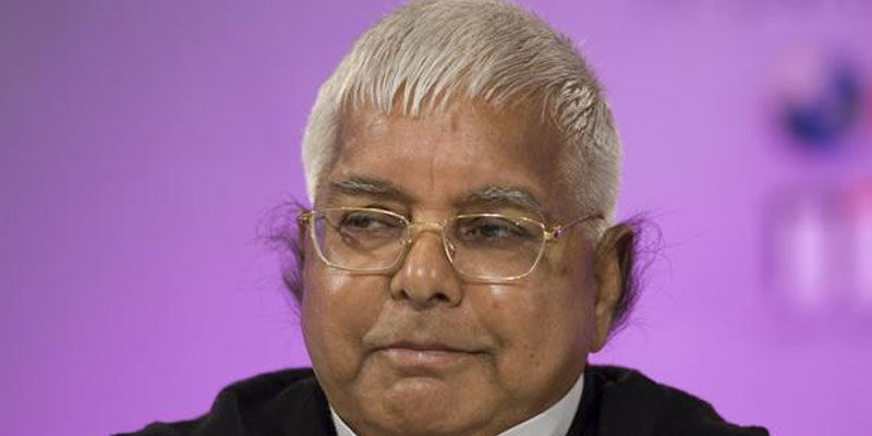 मंच टूटने से लालू प्रसाद यादव हुए चोटिल, कमर में आई चोट