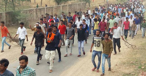 आनंदपाल एनकाउंटर से गुस्साए गांव वालों ने पुलिस पर फेंके पत्थर, SHO का फूटा सर, मचा हडकम्प