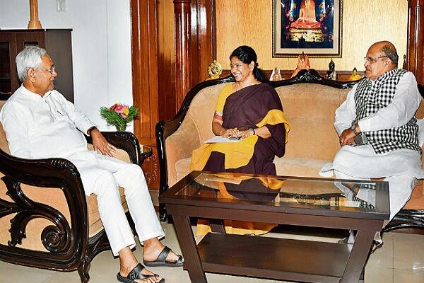 नीतीश-लालू से मिलीं DMK सांसद कनिमोझी, जानिए क्यों नीतीश-लालू से मिलीं DMK सांसद कनिमोझी, जानिए क्यों