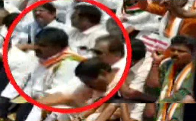 कर्नाटक लाइव अपडेट: बीजेपी खेमें को झटका लौटे निर्दलीय विधायक कांग्रेस खेमें में!