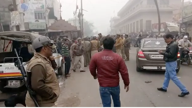 कासगंज हिंसा: एसपी सुनील कुमार के हटते ही शुरू हुई फिर हिंसा, आगजनी समेत कस्बों में भी शुरू हुआ ववाल कासगंज हिंसा: एसपी सुनील कुमार के हटते ही शुरू हुई फिर हिंसा, आगजनी समेत कस्बों में भी शुरू हुआ ववाल