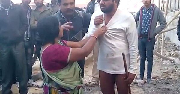 वृंदावन में लोगो ने बाबा को जमकर पीटा, करता था लडकियों से अश्लीलता, देखें वीडियो वृंदावन में लोगो ने बाबा को जमकर पीटा, करता था लडकियों से अश्लीलता, देखें वीडियो