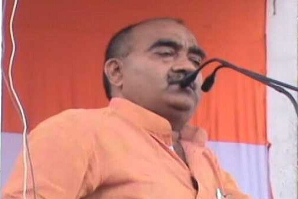 कांग्रेस नेता के विवादित बोल- राहुल भैय्या के नेतृत्व में किसान शिवराज सरकार के ऊपर चलाएगा गोली देखें Video कांग्रेस नेता के विवादित बोल- राहुल भैय्या के नेतृत्व में किसान शिवराज सरकार के ऊपर चलाएगा गोली देखें Video