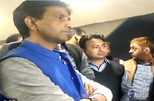 गाजियाबाद से बड़ी खबर: आप नेता कुमार विश्वास के घर पर हंगामा, प्रदर्शनकारियों से पुलिस से हुई हाथापाई गाजियाबाद से बड़ी खबर: आप नेता कुमार विश्वास के घर पर हंगामा, प्रदर्शनकारियों से पुलिस से हुई हाथापाई