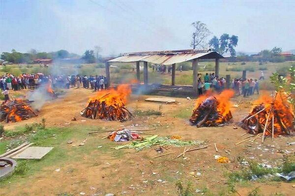 एक साथ जलीं 24 चिताएं, गांव में पसरा मातमी माहौल एक साथ जलीं 24 चिताएं, गांव में पसरा मातमी माहौल