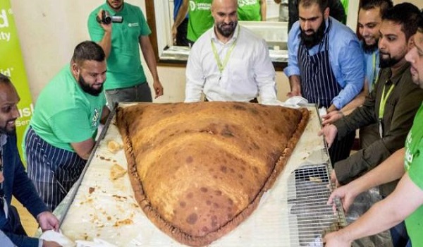 लंदन में बना दुनिया का सबसे बड़ा समोसा, गिनीज बुक में हुआ दर्ज