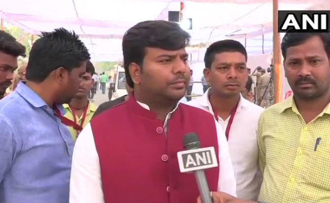 सपा सांसद प्रवीन निषाद की फिर बदली आस्था, बोले योगी खुद अपनी सीट हार गये और किसको जिताएंगे! सपा सांसद प्रवीन निषाद की फिर बदली आस्था, बोले योगी खुद अपनी सीट हार गये और किसको जिताएंगे!