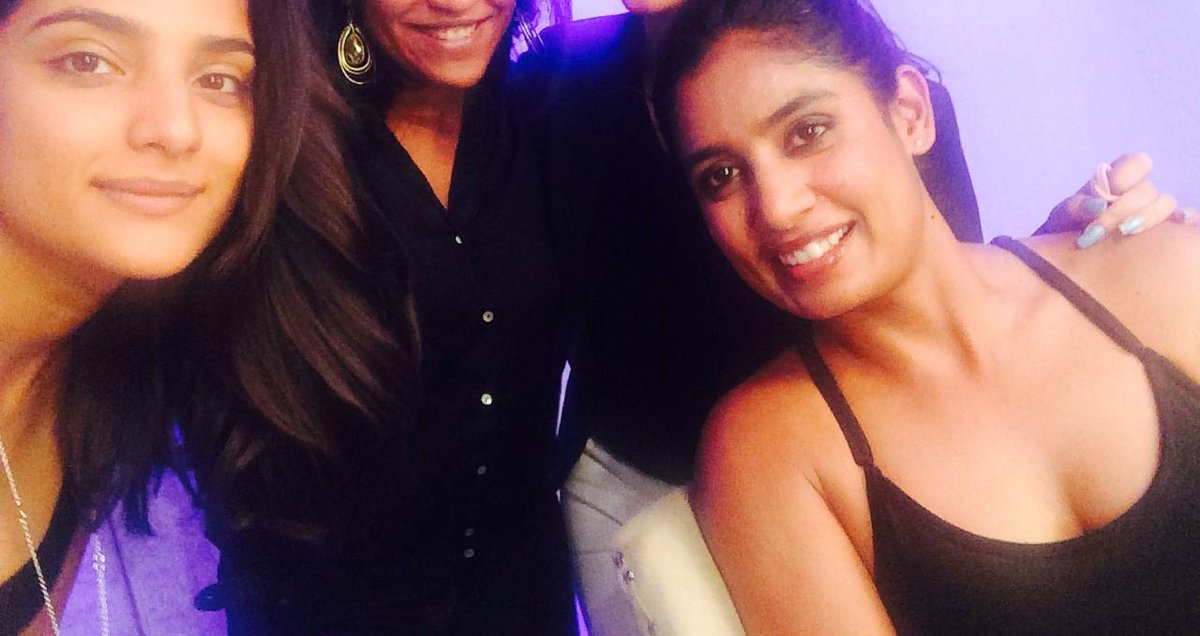 मिताली ने ग्लैमरस ड्रेस में पोस्ट किया फोटो तो हो गईं ट्रोल, यूजर्स ने कहा- तुम क्रिकेटर नहीं....