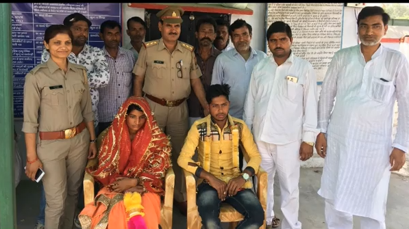 पुलिस की मौजूदगी में थाना परिसर के पास बने मंदिर में हुयी प्रेमी जोड़े की शादी, देखने बड़ी संख्या में जुटे लोग पुलिस की मौजूदगी में थाना परिसर के पास बने मंदिर में हुयी प्रेमी जोड़े की शादी, देखने बड़ी संख्या में जुटे लोग