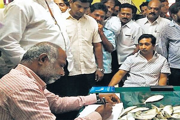 कांग्रेस विधायक ने खोया आपा, सरकारी अधिकारी पर फेंकी मछलियां, देखिये वीडियो कांग्रेस विधायक ने खोया आपा, सरकारी अधिकारी पर फेंकी मछलियां, देखिये वीडियो