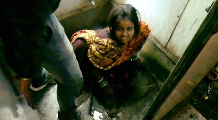 महिला का पैर फंसा ट्रेन के टायलेट मे, मचा हडकम्प , रेलकर्मियों ने मुश्किल से महिला को निकाला सुरक्षित महिला का पैर फंसा ट्रेन के टायलेट मे, मचा हडकम्प , रेलकर्मियों ने मुश्किल से महिला को निकाला सुरक्षित