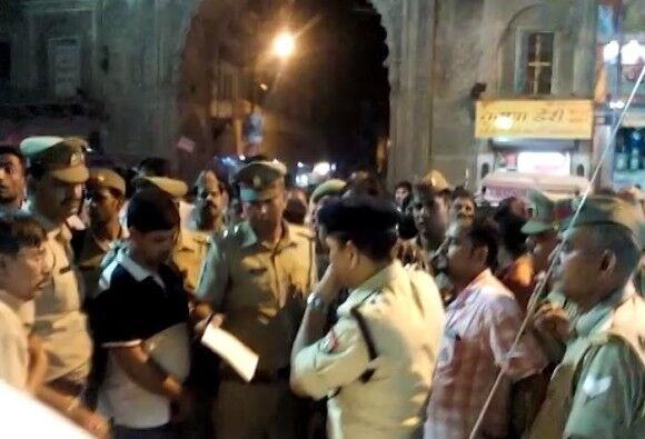 मथुरा में योगी का इकबाल फेल, 2 व्यापारियों की हत्या और दो घायल, बदमाश बारदात कर फरार मथुरा में योगी का इकबाल फेल, 2 व्यापारियों की हत्या और दो घायल, बदमाश बारदात कर फरार