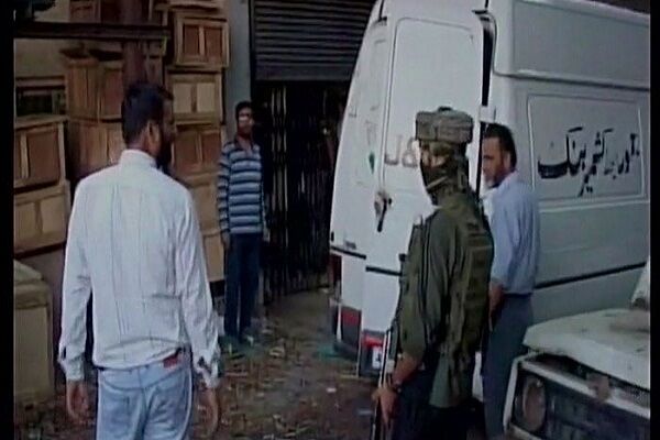 जम्मू-कश्मीर में पुलिस पर ग्रेनेड से हमला, 4 पुलिसकर्मी घायल