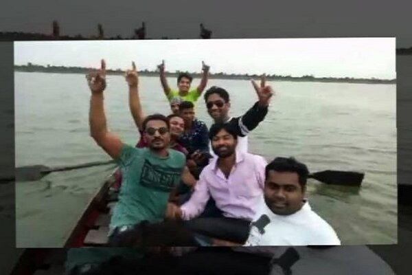 पिकनिक मनाने गए 8 युवकों की डूबने से मौत, सेल्फी लेने के दौरान बिगड़ा था नाव का संतुलन पिकनिक मनाने गए 8 युवकों की डूबने से मौत, सेल्फी लेने के दौरान बिगड़ा था नाव का संतुलन